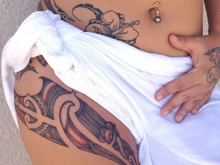 Tatuaggio maori donna fianco coscia