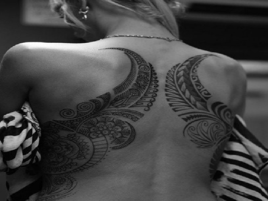 Tatuaggio maori femminile schiena